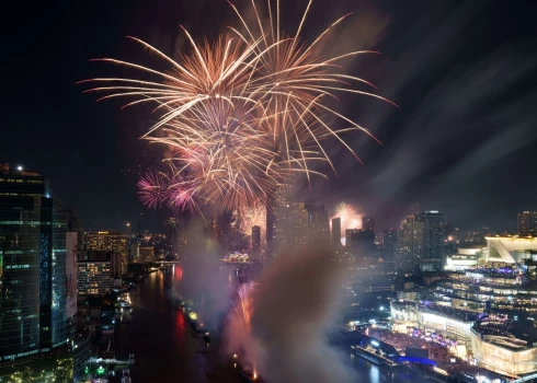 Jaungada salūts Taizemes galvaspilsētā Bangkokā (foto: Vidapress / ddp)