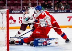 Latvijas U-20 hokejisti sīvā cīņā piekāpjas Čehijai, ceturtdaļfinālā mūsējos eksaminēs mājiniece ASV vai Zviedrija