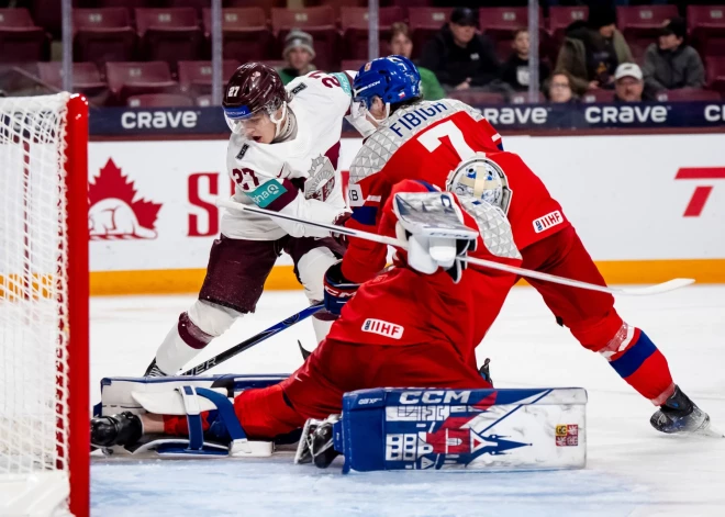 Latvijas U-20 hokejisti sīvā cīņā piekāpjas Čehijai, ceturtdaļfinālā mūsējos eksaminēs mājiniece ASV vai Zviedrija