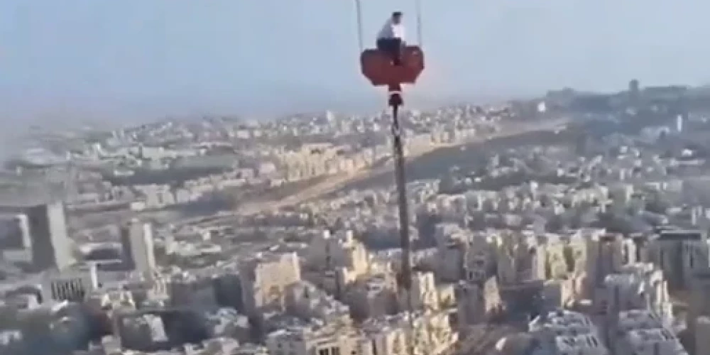 15 gadus vecs pusaudzis Jeruzalemē bija uzrāpies ceļamkrānā un apsēdās uz mazas platformas, kas karājās apmēram 300 metru augstumā (ekrānuzņēmums no video)