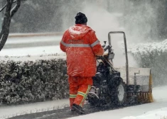 Sinoptiķi brīdina, ka  Latviju šodien šķērsos plaša nokrišņu zona -  sniega sega vietām pieaugs par 8 centimetriem