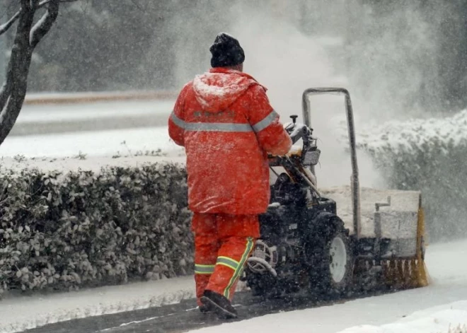 Sinoptiķi brīdina, ka  Latviju šodien šķērsos plaša nokrišņu zona -  sniega sega vietām pieaugs par 8 centimetriem