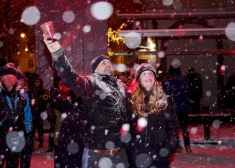 FOTO: Rīgā tūkstošiem cilvēku ar vērienu sagaida Jauno gadu