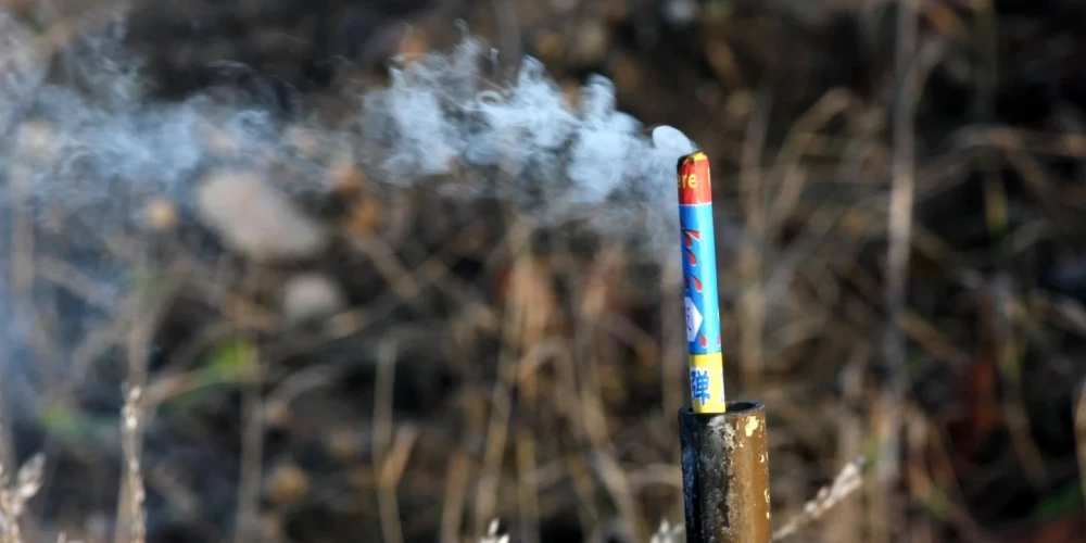 Три человека серьезно пострадали от пиротехники.