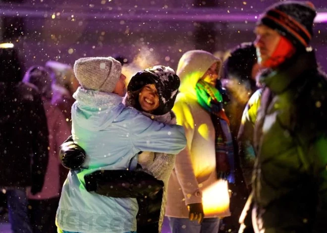 Тысячи рижан и гостей города собрались в Старой Риге, чтобы на шести разных площадках с масштабными видеопроекциями и выступлениями диджеев вместе встретить 2026 год.