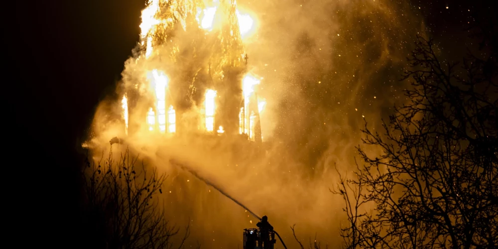 Amsterdamā ugunsgrēks nopostījis vēsturisku baznīcu.