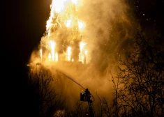 Jaungada naktī liesmas nopostījušas vēsturisku baznīcu Amsterdamā 