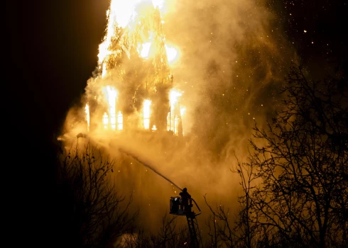 Amsterdamā ugunsgrēks nopostījis vēsturisku baznīcu.