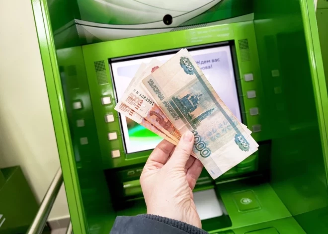 В России банки начали блокировать снятие крупных сумм в банкоматах