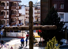 Sprādziens Šveices kūrortā prasījis vismaz 40 cilvēku dzīvības