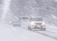 Autovadītāju ievērībai: sniegputenis un apledojums īpaši apgrūtina braukšanu Liepājas apkārtnē
