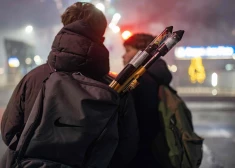 Vācijā Jaungada svinības pārvērtās haosā: Berlīnē aizturēti vairāk nekā 400 cilvēki, desmitiem ievainoto, tai skaitā septiņgadīgs zēns