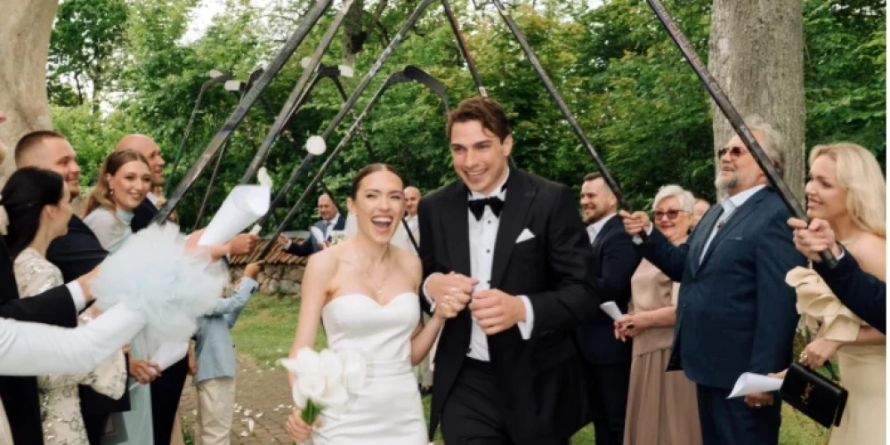 Aizvadītajā gadā laulības ostā iestūrēja vairāki sabiedrībā zināmi pāri, un īpaši naski ar precēšanos bija hokejisti!