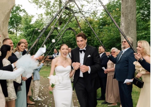 Aizvadītajā gadā laulības ostā iestūrēja vairāki sabiedrībā zināmi pāri, un īpaši naski ar precēšanos bija hokejisti!