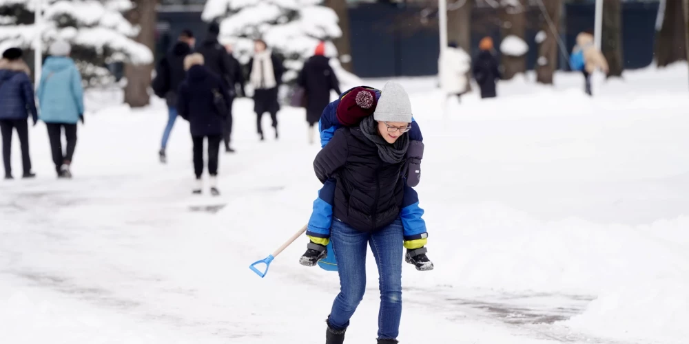 Bērna kopšanas pabalstu izmaksā par iepriekšējo mēnesi, tas nozīmē, ka vecāks pabalstu jaunajā apmērā saņems februārī, kad tiks izmaksāts pabalsts par janvāri.