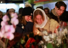 Cilvēki pie bāra “Le Constellation”.