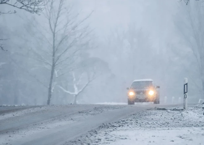 Brīdina par apgrūtinātu braukšanu visā Latvijā; sniegputeņa dēļ īpaši jāuzmanās Madonas apkārtnē