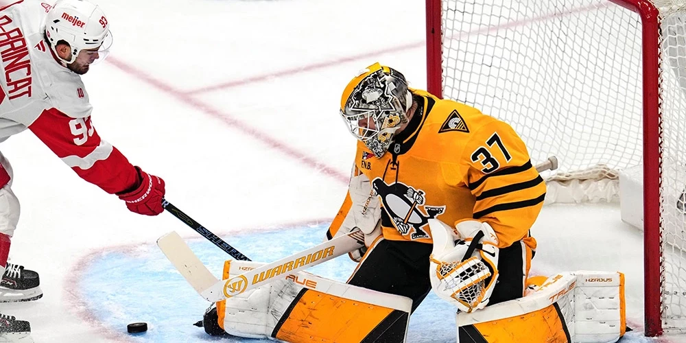 Artūrs Šilovs pirmajā trešdaļā atvaira Detroitas "Red Wings" uzbrucēja Aleksa Debrinkata metienu.