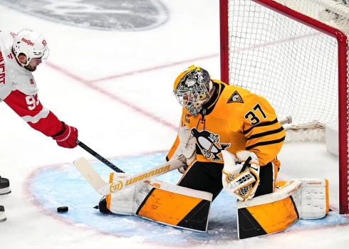 Artūrs Šilovs pirmajā trešdaļā atvaira Detroitas "Red Wings" uzbrucēja Aleksa Debrinkata metienu.