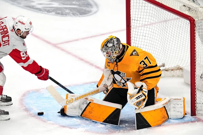 Artūrs Šilovs pirmajā trešdaļā atvaira Detroitas "Red Wings" uzbrucēja Aleksa Debrinkata metienu.