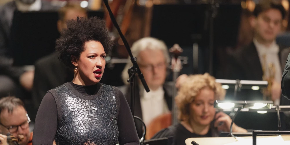 2025.12.30. plkst. 19:00 Rīgas kongresu nams.LNSO GADUMIJAS KONCERTSDžūlija BULOKA – soprānsRīgas Doma kora skolas GOSPELKORIS (mākslinieciskā vadītāja Una STADE)Diriģents Kristians REIFSProgrammā:Karloss SAIMONS “Četras melno amerikāņu dejas”Džesija MONTGOMERIJA “Piecas brīvības dziesmas”Leonards BERNSTEINS Mūzika filmai “Krastmalā”Džordža GĒRŠVINA un Mārgaretas BONDSAS dziesmasAtvadoties no iepriekšējā un ieskandinot Jauno gadu, LNSO vienmēr bijis daudzpusīgs, un šoreiz palīdzēt uzburt svētku noskaņu esam aicinājuši amerikāņu operdīvu Džūliju Buloku un Rīgas Doma kora skolas gospelkori diriģenta Kristiana Reifa vadībā. Gadumijas koncertos godināsim amerikāņu mūzikas kultūras daudzās šķautnes, sākot ar klasiķu – Bondsas, Gēršvina un Bernstaina – darbiem un turpinot ar mūsdienu komponistu mūziku, kuri priekšplānā izvirzījuši afroamerikāņu kultūras mantojuma godināšanu un gaismā celšanu. Šogad svētkus atzīmēsim enerģiski, dvēseliski, silti un jo īpaši skanīgi.