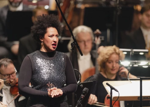 2025.12.30. plkst. 19:00 Rīgas kongresu nams.LNSO GADUMIJAS KONCERTSDžūlija BULOKA – soprānsRīgas Doma kora skolas GOSPELKORIS (mākslinieciskā vadītāja Una STADE)Diriģents Kristians REIFSProgrammā:Karloss SAIMONS “Četras melno amerikāņu dejas”Džesija MONTGOMERIJA “Piecas brīvības dziesmas”Leonards BERNSTEINS Mūzika filmai “Krastmalā”Džordža GĒRŠVINA un Mārgaretas BONDSAS dziesmasAtvadoties no iepriekšējā un ieskandinot Jauno gadu, LNSO vienmēr bijis daudzpusīgs, un šoreiz palīdzēt uzburt svētku noskaņu esam aicinājuši amerikāņu operdīvu Džūliju Buloku un Rīgas Doma kora skolas gospelkori diriģenta Kristiana Reifa vadībā. Gadumijas koncertos godināsim amerikāņu mūzikas kultūras daudzās šķautnes, sākot ar klasiķu – Bondsas, Gēršvina un Bernstaina – darbiem un turpinot ar mūsdienu komponistu mūziku, kuri priekšplānā izvirzījuši afroamerikāņu kultūras mantojuma godināšanu un gaismā celšanu. Šogad svētkus atzīmēsim enerģiski, dvēseliski, silti un jo īpaši skanīgi.