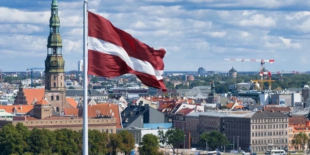 Latvijas iedzīvotāju labklājība pieaug, taču valsts finansiālā situācija nav īpaši iepriecinoša.