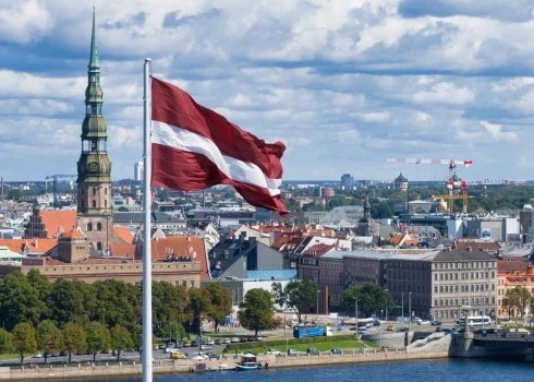 Latvijas iedzīvotāju labklājība pieaug, taču valsts finansiālā situācija nav īpaši iepriecinoša.