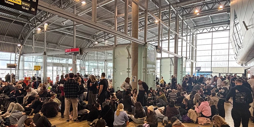 Cilvēki lidostā Polijā.