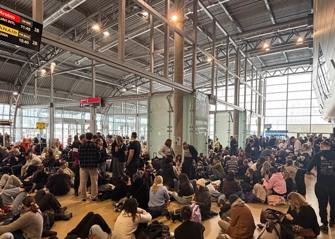 Varšavas lidostā aizturēts ukrainis ar signālu slāpēšanas ierīci, kurš 6 stundas sēdējis pie galdiņa un dzēris kafiju
