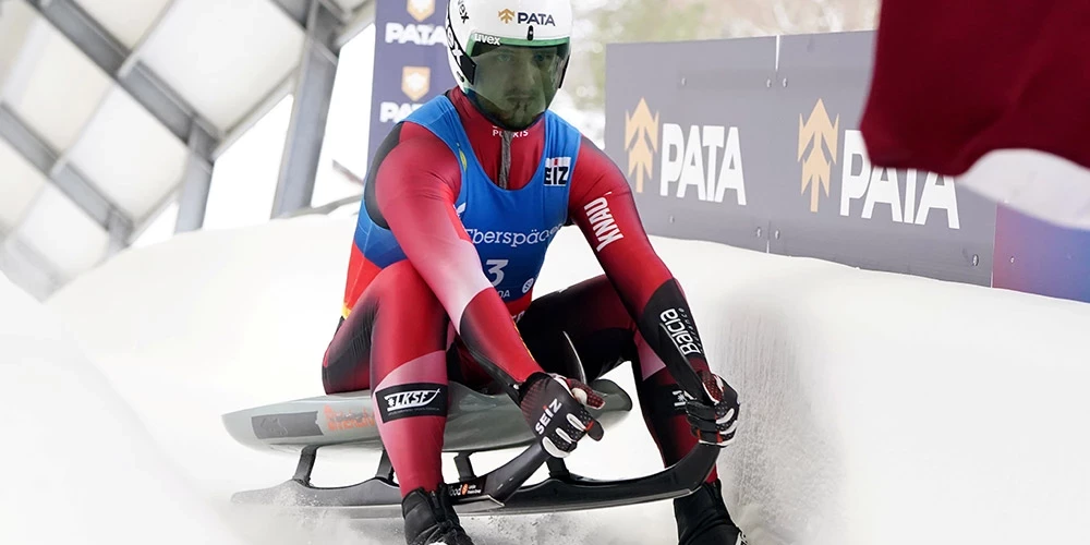 Latvijas kamaniņu braucējs Kaspars Rinks piektdien Siguldas trasē uzvarēja Nāciju kausā kamaniņu sportā.