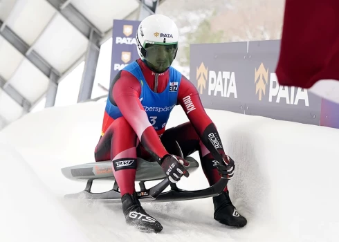 Latvijas kamaniņu braucējs Kaspars Rinks piektdien Siguldas trasē uzvarēja Nāciju kausā kamaniņu sportā.