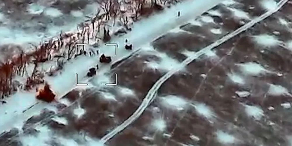 Ukrainas karavīri nekavējoties atklāja ienaidnieku un uzbruka okupantiem ar droniem un HIMARS raķešu sistēmām.