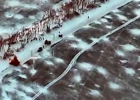 Ukrainas karavīri nekavējoties atklāja ienaidnieku un uzbruka okupantiem ar droniem un HIMARS raķešu sistēmām.