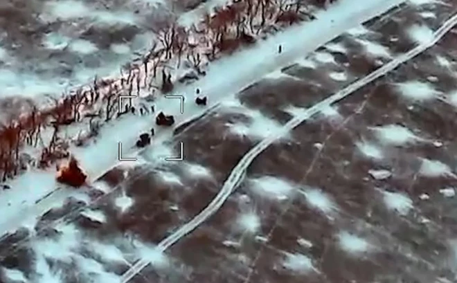 Ukrainas karavīri nekavējoties atklāja ienaidnieku un uzbruka okupantiem ar droniem un HIMARS raķešu sistēmām.