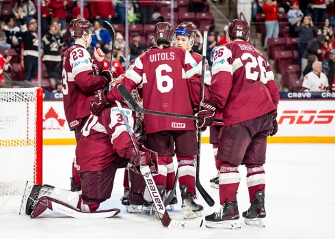 Latvijas U-20 hokejisti.