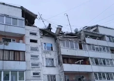 VIDEO: Rīgā daļēji sagruvis daudzstāvu ēkas jumts; aculiecinieki ziņo par sprādzienu