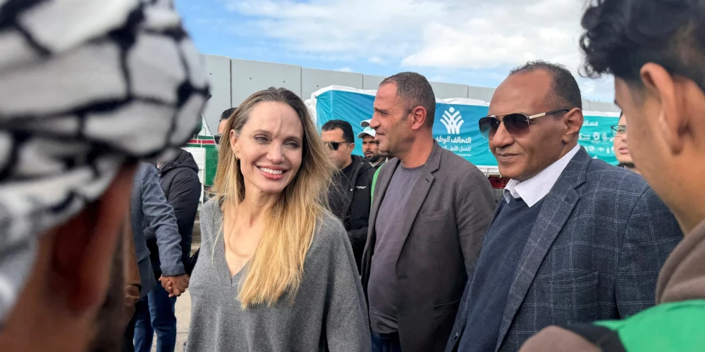 Andželīna Džolija apmeklē Ēģiptes-Gazas joslas robežpunktu.