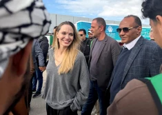 FOTO: Andželīna Džolija apmeklē Gazas joslas robežpunktu Rafahā
