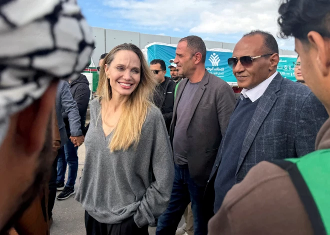Andželīna Džolija apmeklē Ēģiptes-Gazas joslas robežpunktu.
