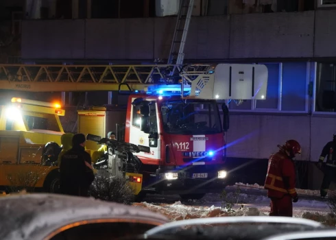 Torņakalnā gāzes sprādziena dēļ daļēji sagruvis daudzstāvu ēkas jumts un daļa piektā stāva.