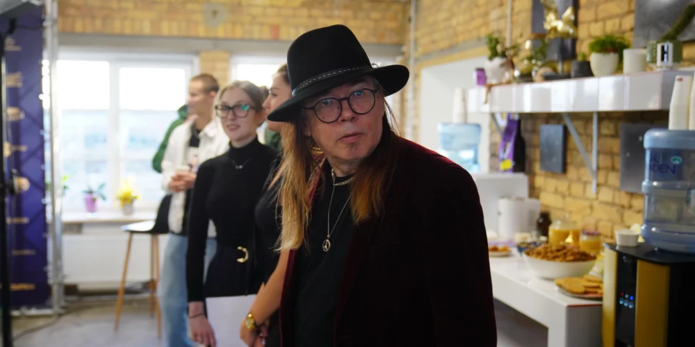 "Kādreiz jau ienāk prātā doma, ka forši būtu iemīlēties. Bet pēc tam, kad atceries, johaidī, tas taču prasa tik daudz laika un darba. Attiecības – tas ir liels darbs. Pagaidām esmu slinks uz to," saka Artūrs Uškāns.