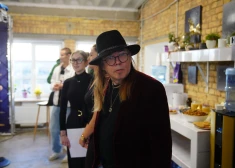 "Kādreiz jau ienāk prātā doma, ka forši būtu iemīlēties. Bet pēc tam, kad atceries, johaidī, tas taču prasa tik daudz laika un darba. Attiecības – tas ir liels darbs. Pagaidām esmu slinks uz to," saka Artūrs Uškāns.