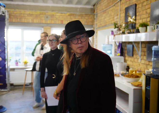 "Ļoti laimīgi dzīvoju viens," - mūziķis Artūrs Uškāns par brīvību, attiecībām, radošo krīzi un "Laimas muzykantiem"