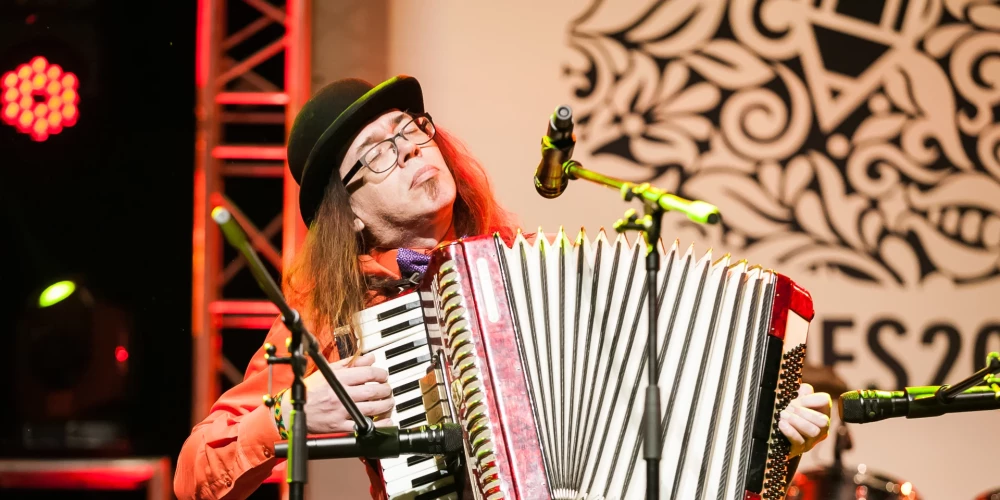 Artūrs Uškāns (dzimis 1966. gada 11. februārī Rēzeknē) ir latviešu mūziķis, folklorists, komponists, aranžētājs un multiinstrumentālists, producents, sabiedriskais un kultūras darbinieks.