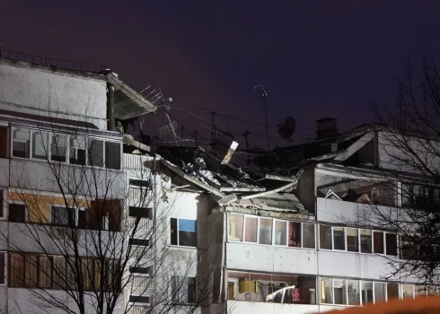 vTorņakalnā gāzes sprādziena dēļ daļēji sagruvis daudzstāvu ēkas jumts un daļa piektā stāva.
