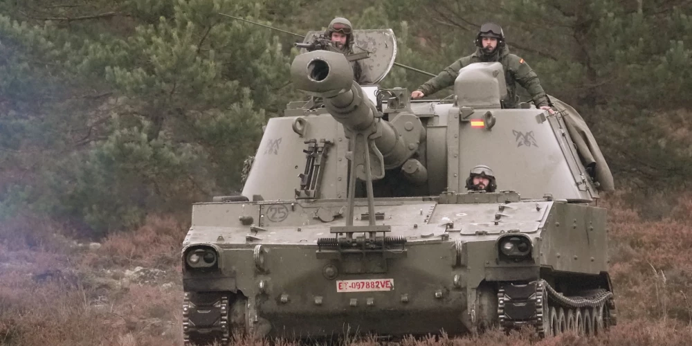 NATO Daudznacionālās brigādes Latvijā mācību "Resolute Warrior" tanku un smagās artilērijas manevru un kaujas šaušanas vingrinājums Ādažu poligonā./Ilustratīvs attēls.