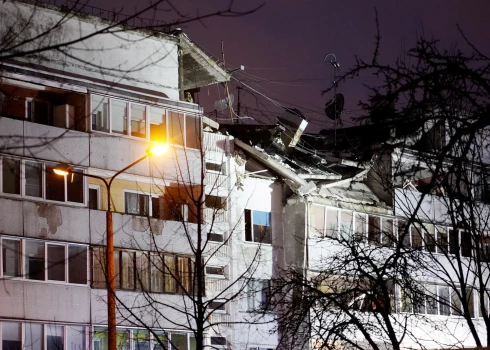 Torņakalnā gāzes sprādziena dēļ daļēji sagruvis daudzstāvu ēkas jumts.