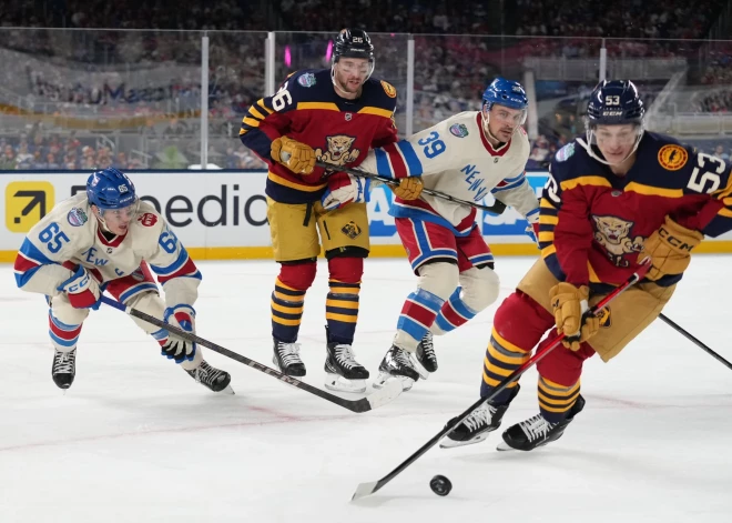 Balinskis ar "Panthers" zaudē NHL mačā zem atklātas debess