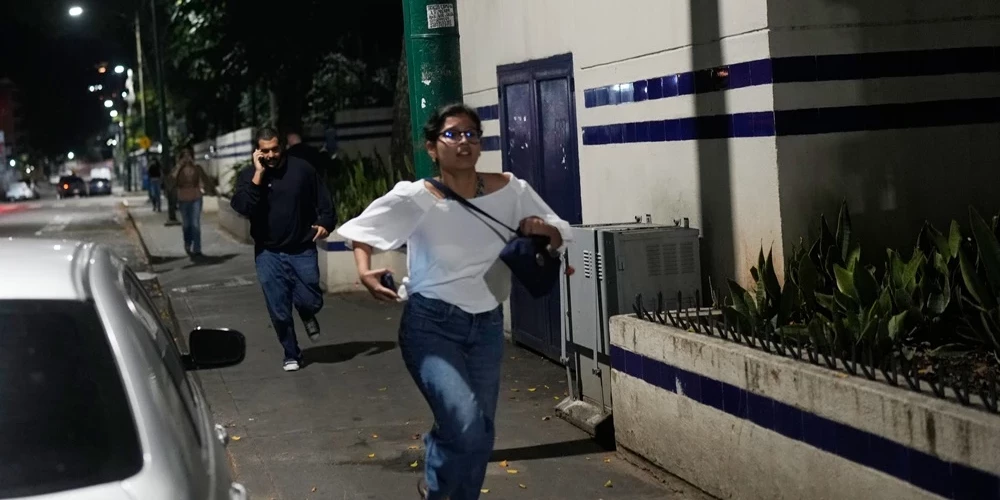 Люди спасаются бегством в Каракасе, заслышав многочисленные взрывы.